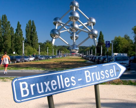 'Bruxelles-Brussel' sign with the Atomium in the background