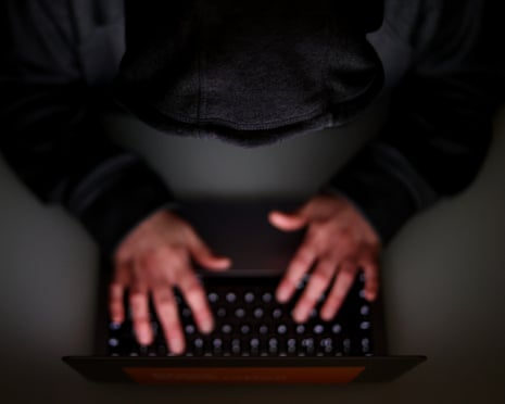 Concepto de seguridad en Internet y protección infantil con símbolos de seguridad digitales