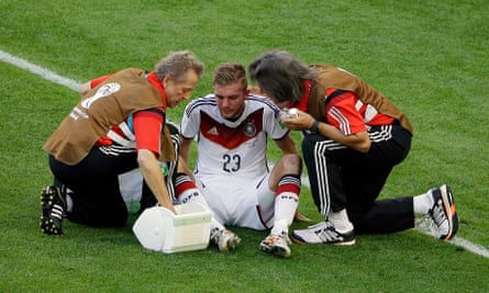 Christoph Kramer reçoit des soins médicaux lors de la finale de la Coupe du monde 2014