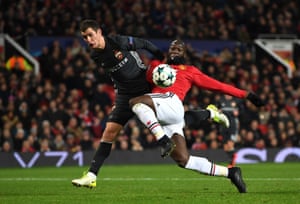 Romelu Lukaku hold off Viktor Vasin to score.