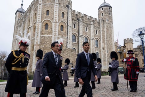 Rishi Sunak et son homologue japonais, Fumio Kishida, arrivant à la Tour de Londres.