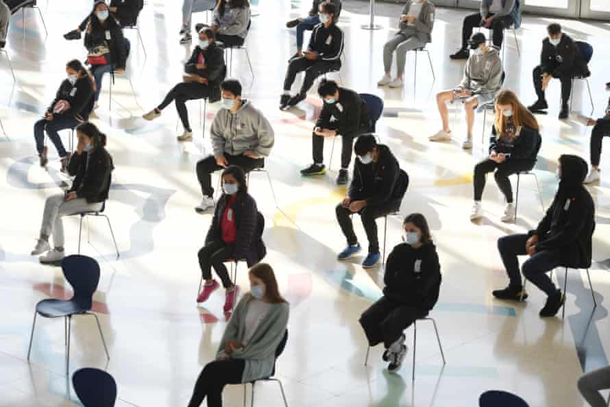 Los estudiantes esperan recibir la vacuna Pfizer para Covid-19 en Qudos Arena en agosto.
