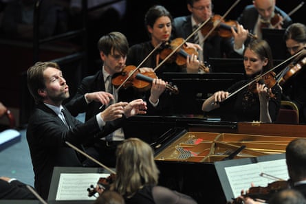 Leif Ove Andsnes directs the Mahler Chamber Orchestra from the piano at the Proms.
