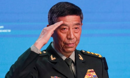 وزير الدفاع الصيني السابق لي Shangfu التحية