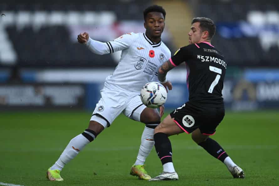 Ethan Laird de Swansea garde le ballon en mouvement lors de la victoire contre Peterborough au cours de laquelle l'équipe a effectué 779 passes.