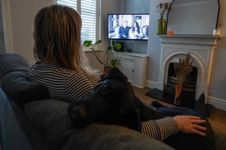 Georgia con su perro Sully viendo el controvertido documental del duque y la duquesa de Sussex que se transmite en Netflix.