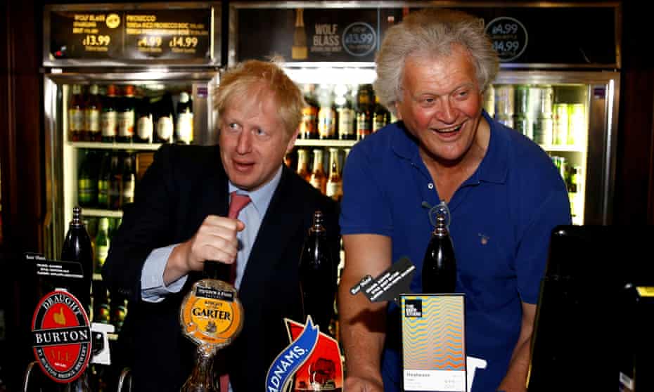 Tim Martin, right, and Boris Johnson behind a bar