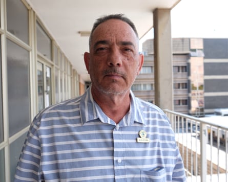 Dean Stone, um vereador local cujo distrito inclui o assentamento informal de Gugulethu. 'Estamos com fome, não há empregos': a desesperada corrida do ouro em um município sul-africano