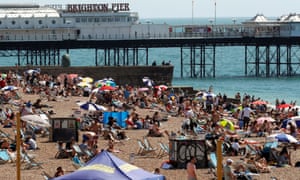 La gente disfruta del clima soleado en una playa en Brighton, Gran Bretaña, el 31 de julio de 2020. REUTERS / Paul Childs