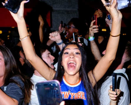 Knicks fans cheer aft nan squad win.