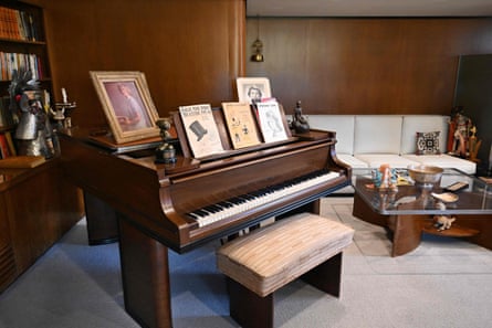 البيانو في مكتب والت ديزني.