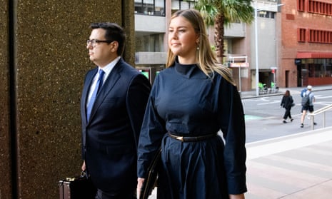 Brittany Higgins (derecha) llega al tribunal federal de Australia en Sydney.