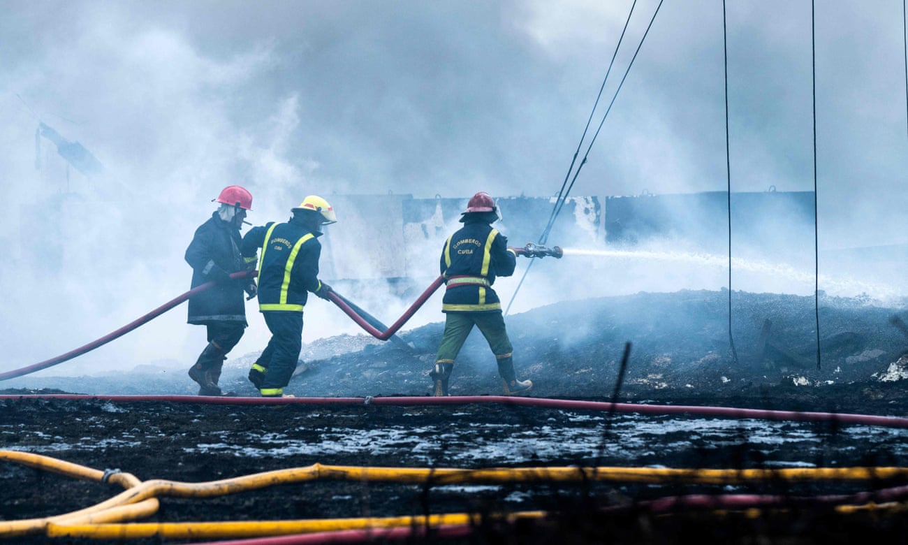 Feuerwehrleute bekämpfen den Brand in Matanzas am Dienstag. | Bildquelle: https://www.theguardian.com/world/2022/aug/10/cuba-fire-government-power-cuts © Yamil Lage/AFP/Getty Images | Bilder sind in der Regel urheberrechtlich geschützt