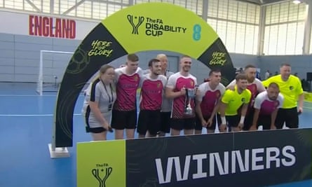 Scorpions FC merayakan dengan trofi setelah mengalahkan Merseyside Blind & VI 2-1 di final FA Disability Cup di St Georges Park.