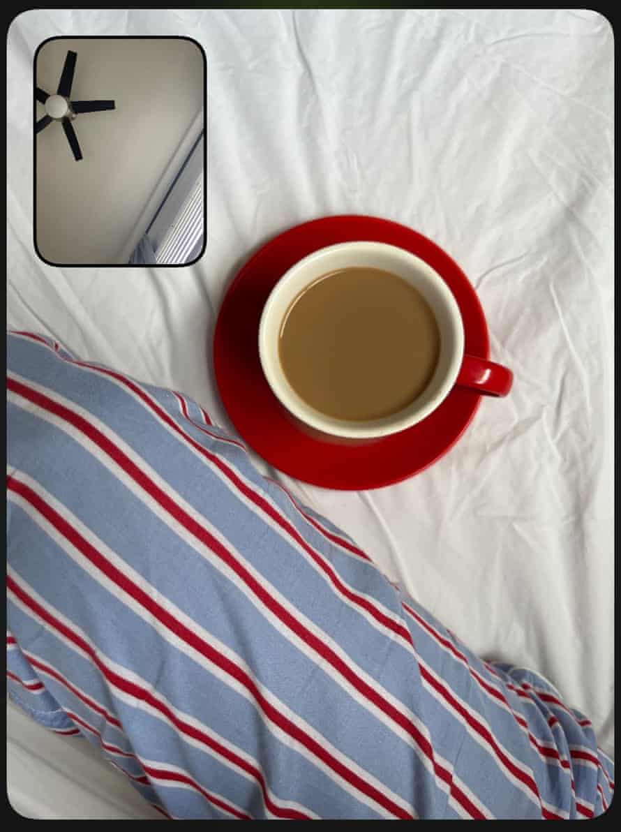 taza de café en una cama con una imagen en el marco de un ventilador de techo