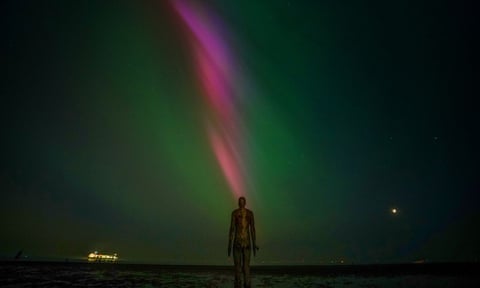 Shkëlqim në horizont në një vend tjetër nga Anthony Gormley, Crosby Beach, Liverpool.