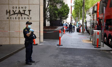 TENNIS-AUS-HEALTH-VIRUS<br>A policeman keeps watch as tennis players, coaches and officials arrive at a hotel in Melbourne on January 15, 2021, before quarantining for two weeks ahead of the Australian Open tennis tournament. (Photo by William WEST / AFP) (Photo by WILLIAM WEST/AFP via Getty Images)