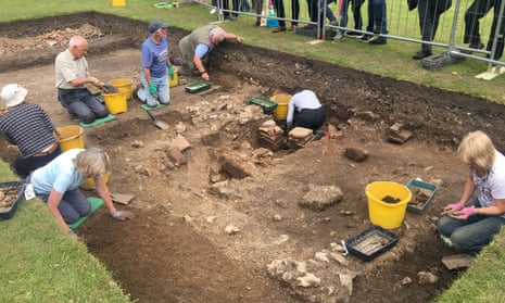 Archaeologists find unique luxury goods in medieval graves