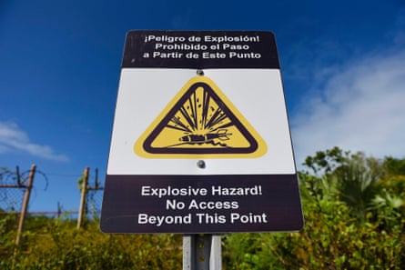 no access warning sign in Spanish and English