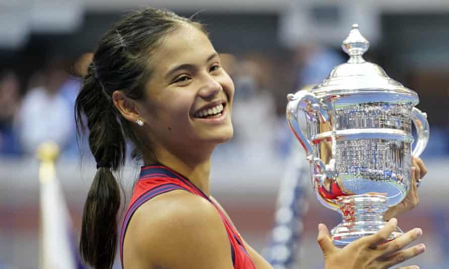 Emma Raducanu lifts the US Open trophy