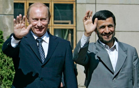 Putin and Ahmadinejad wave at the cameras