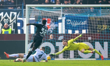 Assane Diao scores Como’s winner past Alex Meret of Napoli.