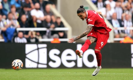 Darwin Núñez’s late double steals win for 10-man Liverpool to stun Newcastle | Premier League 6 Liverpool’s Darwin Núñez scores their first goal at Newcastle