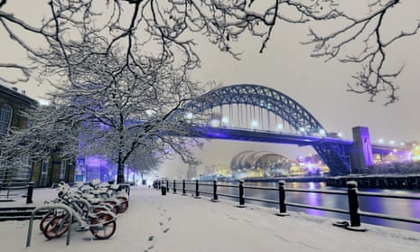 Newcastle tyne bridge under heavy snow