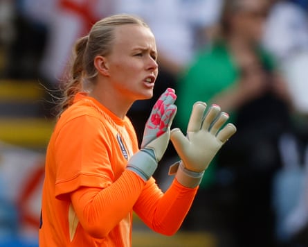 Hannah Hampton marshalls England’s defenders