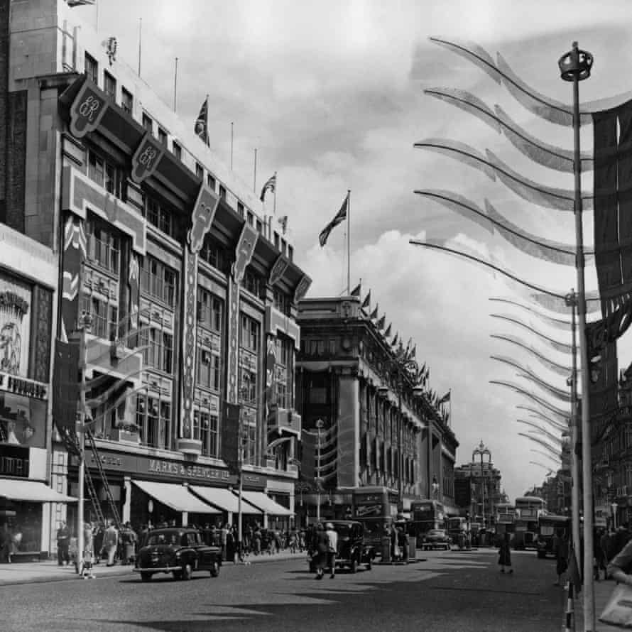Tienda de Marks and Spencer mostrando decoraciones de coronación en Oxford Street, Londres, 21 de mayo de 1953.