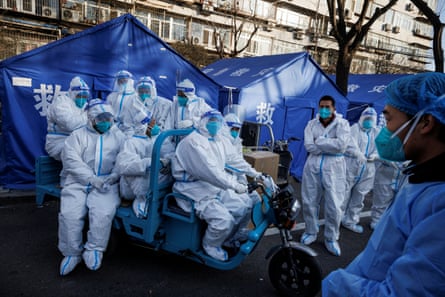 Trabajadores de prevención de pandemia en Beijing salen para su turno