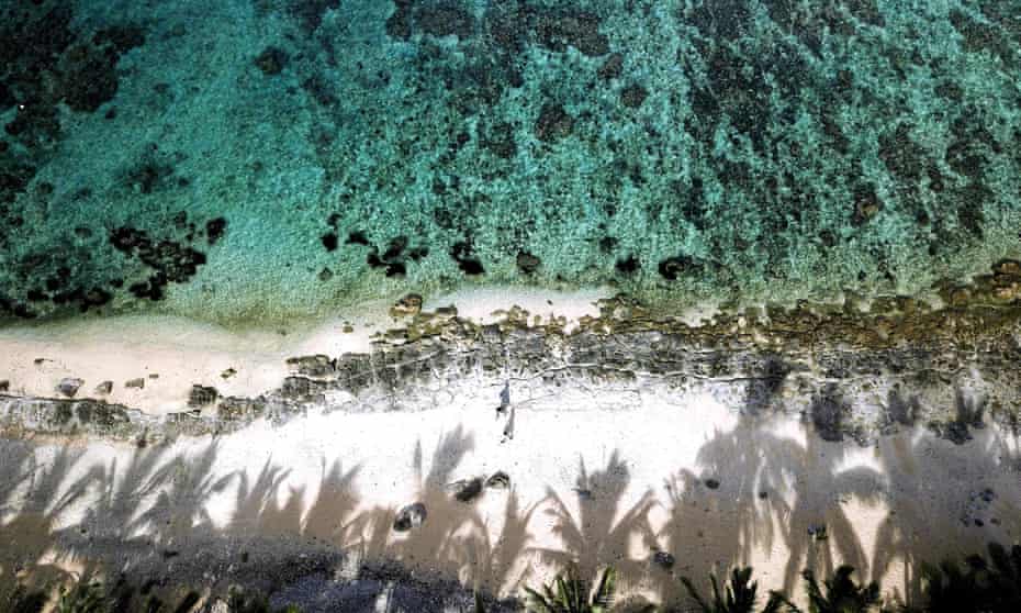 نمای هوایی از سواحل مرجانی فیجی که در دسامبر سال 2020 پس از تقریباً یک سال از فعالیت ویروس کرونا در بخش گردشگری فیجی گرفته شد.