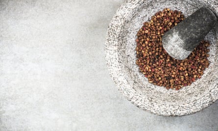 Një shtypës dhe llaç me kokrra piper