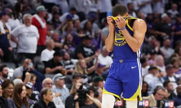Golden State’s Stephen Curry walks off at the end of the Warriors’ loss to the Sacramento Kings on Tuesday night in the NBA play-in tournament.