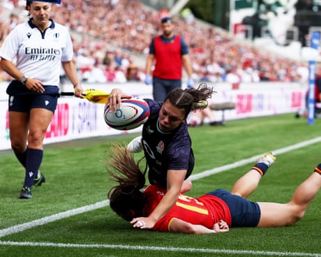 Helena Rowland scores a try for England against Spain
