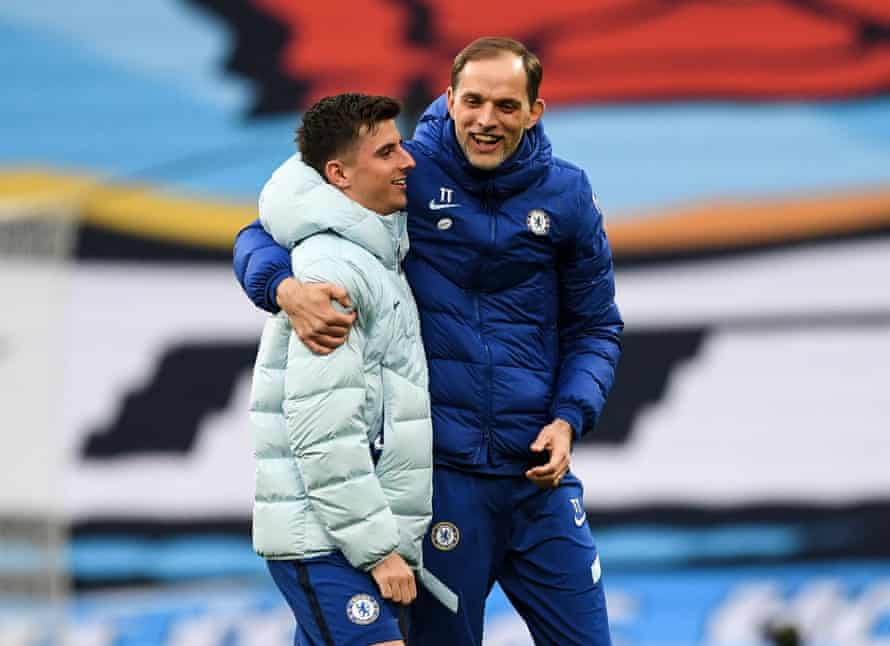 Thomas Tuchel congratulates Mason Mount after the final whistle