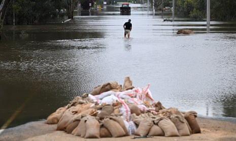 Major flooding continues in NSW and Victoria, including at the border town of Echuca.