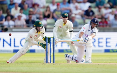 Joe Root dari Inggris pada hari pertama pertandingan uji Ashes pertama di Edgbaston