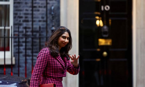 Suella Braverman waving outside No 10