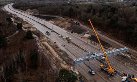 A new gantry is installed over the M25 on 17 March, between junctions 10 and 11.
