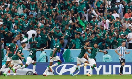 Saudo Arabijos žaidėjai ir sirgaliai reaguoja po Salemo al-Dawsari įvarčio prieš Argentiną