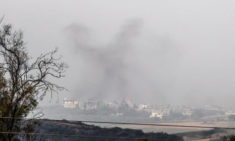 El humo se eleva desde el norte de la Franja de Gaza el sábado después del bombardeo israelí durante la noche.