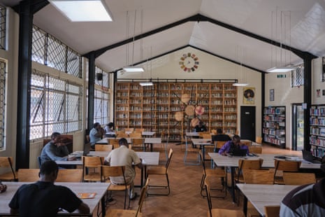 'O objetivo tem sido desmistificar': como uma biblioteca colonial de Nairobi foi restaurada e devolvida...