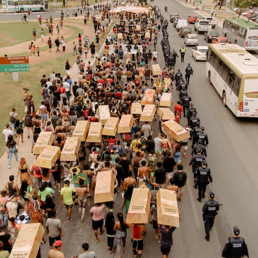 Indígenas marcham em uma procissão chamada 'Ouro de Sangue' para protestar contra as políticas de Bolsonaro.