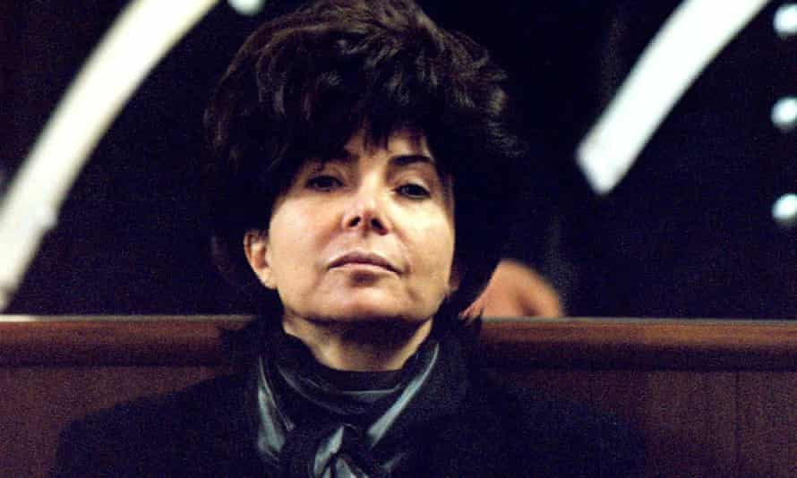 1998年に法廷でレギアーニ、彼女の顔は無情