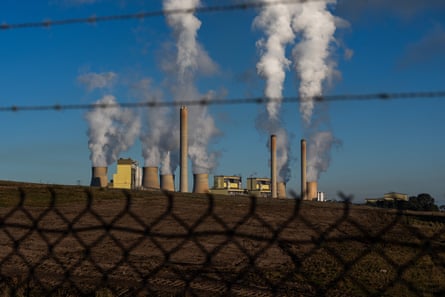 Coal power plant blows smoke 