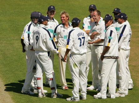 Shane Warne and his Hampshire teammates, including Michael Carberry.