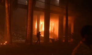 Hundreds of demonstrators protesting against the approval of a constitutional amendment broke into Paraguay’s congress building and started fires.