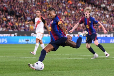 Raphinha shoots left-footed