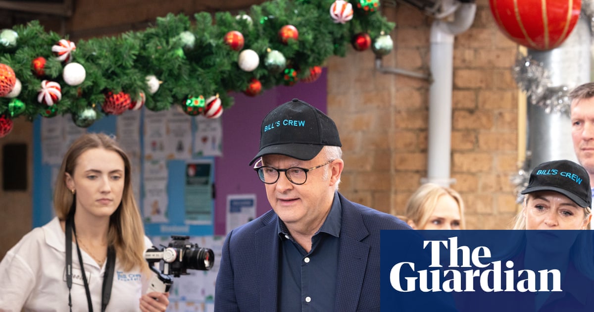 Albanese serves sizzling meals with a aspect of hope for Christmas lunch Albanese serves sizzling meals with a aspect of hope for Christmas lunch